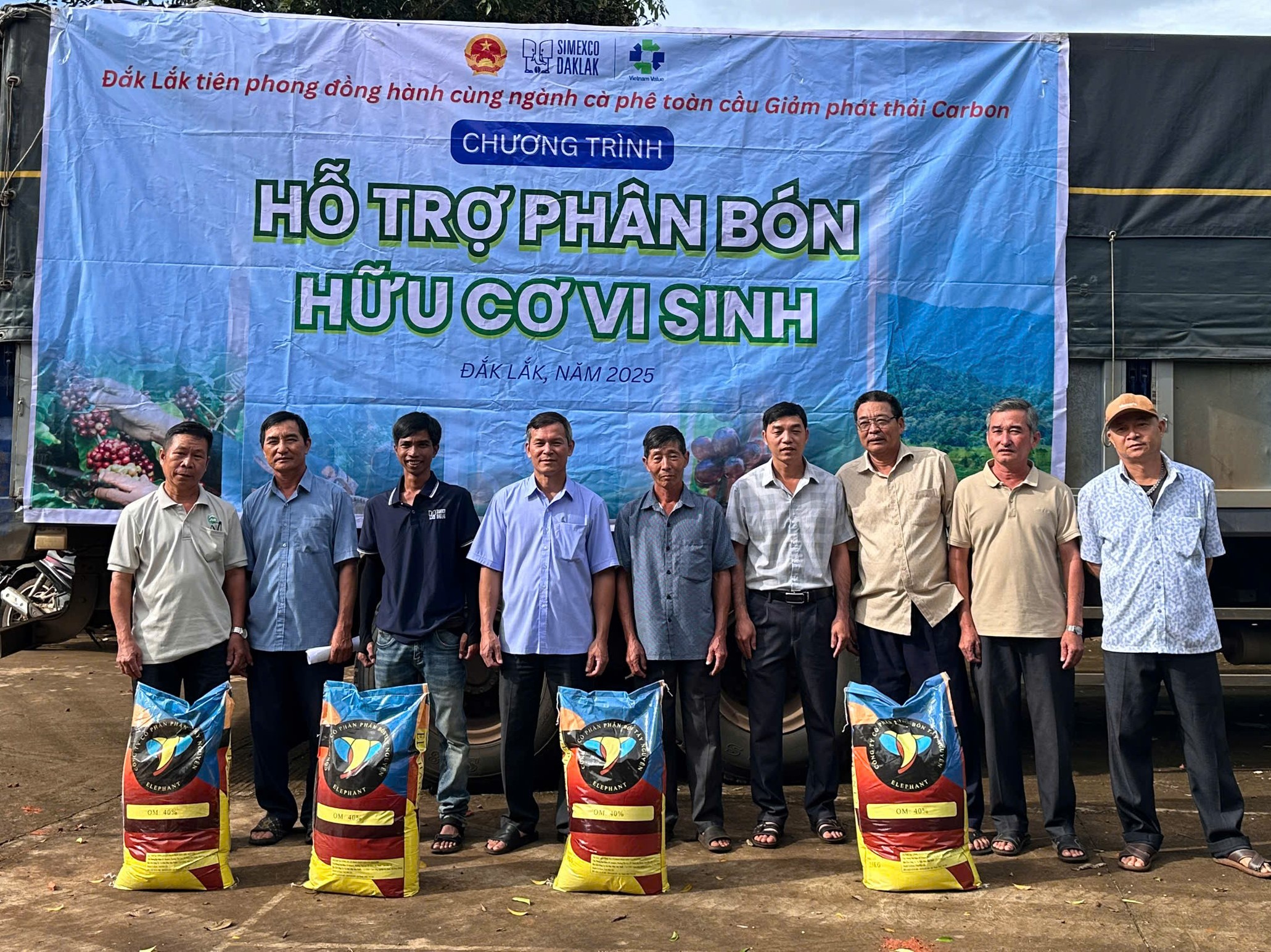 Hỗ trợ phân bón hữu cơ vi sinh Elephant cho hội viên nông dân ở địa bàn xã Quảng Phú (tỉnh Đắk Lắk)